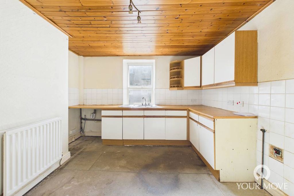 Property photo 3 of 11 Kitchen