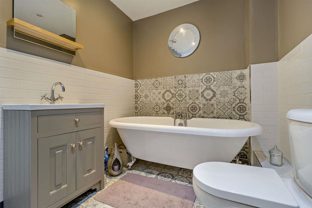 Property photo 3 of 28 Family Bathroom