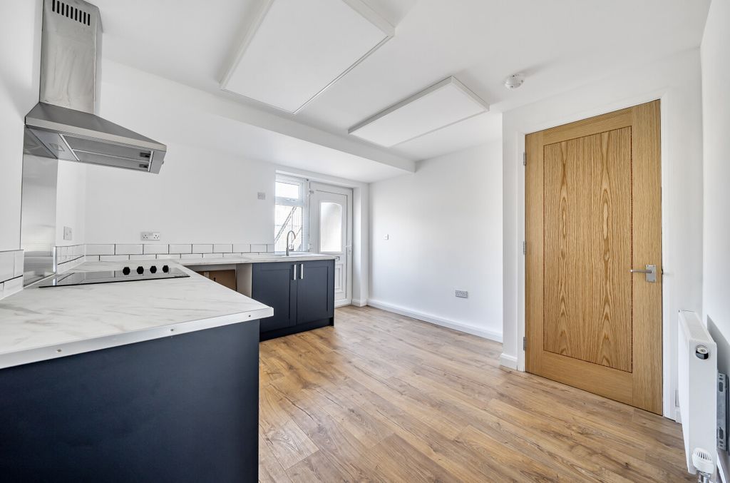 Property photo 3 of 12 1315683-9-6864095...