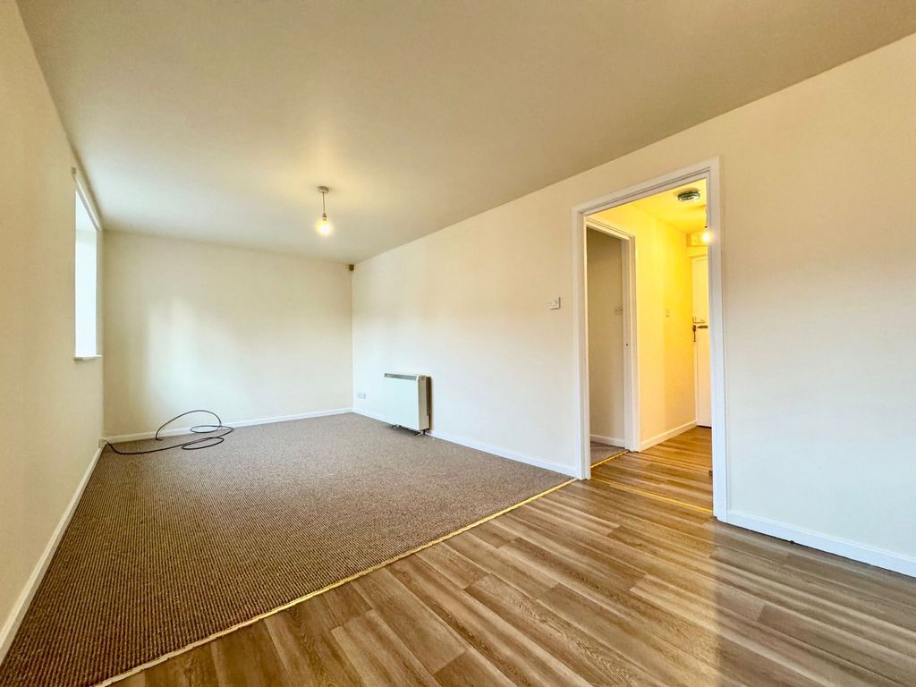 Property photo 3 of 8 Lounge