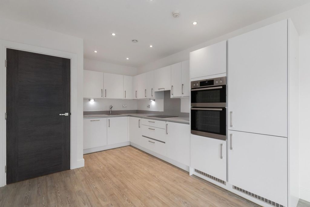 Property photo 3 of 11 Lion Court 69 Ph4.Jpg