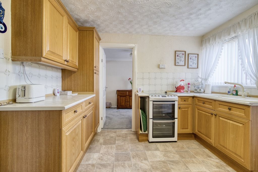 Property photo 2 of 16 Kitchen - Ewemove Swindon South