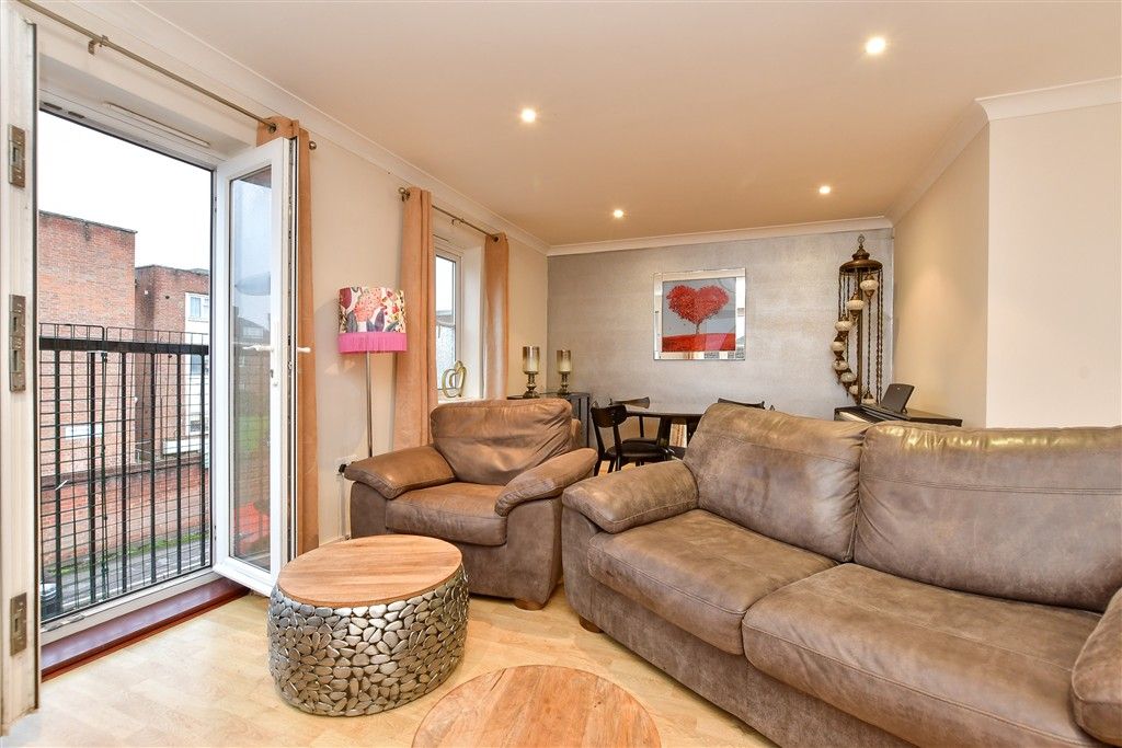 Property photo 2 of 9 Lounge / Kitchen / Diner