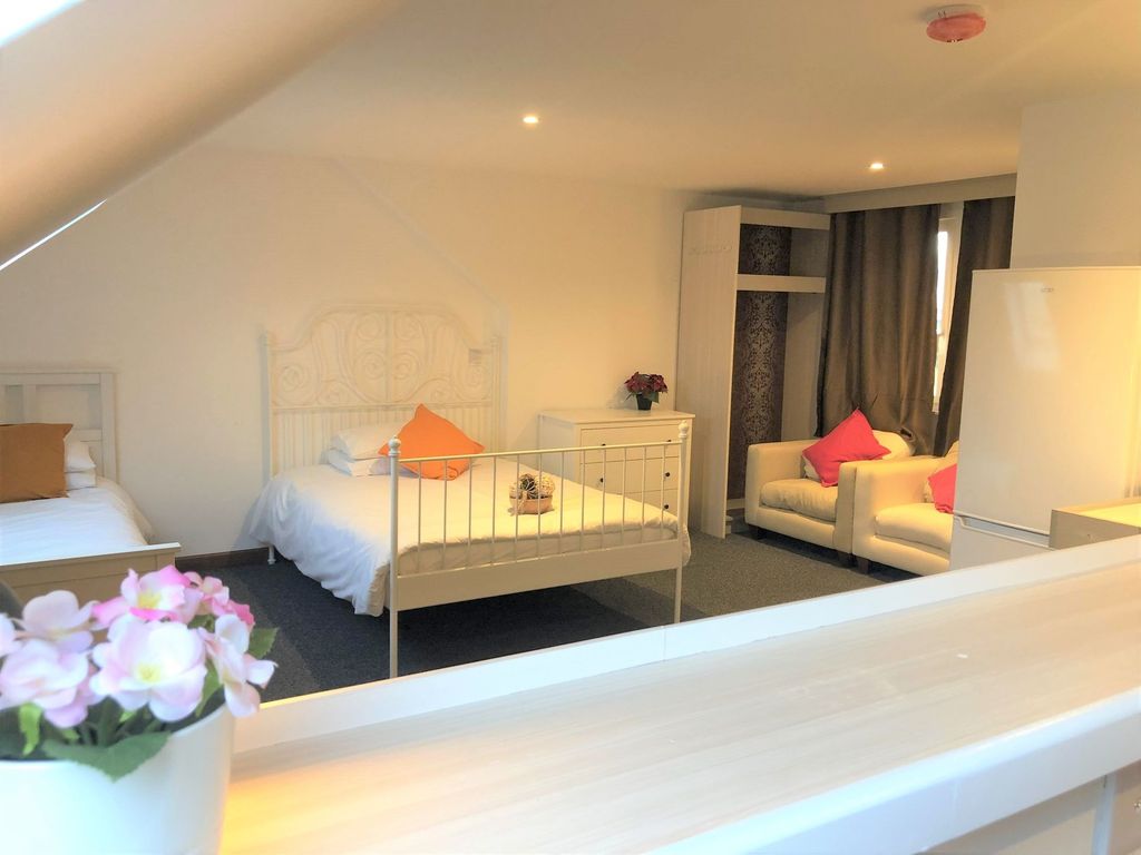 Property photo 1 of 15 A Bright And Tidy Double Bedroom Featuring Two Bed...