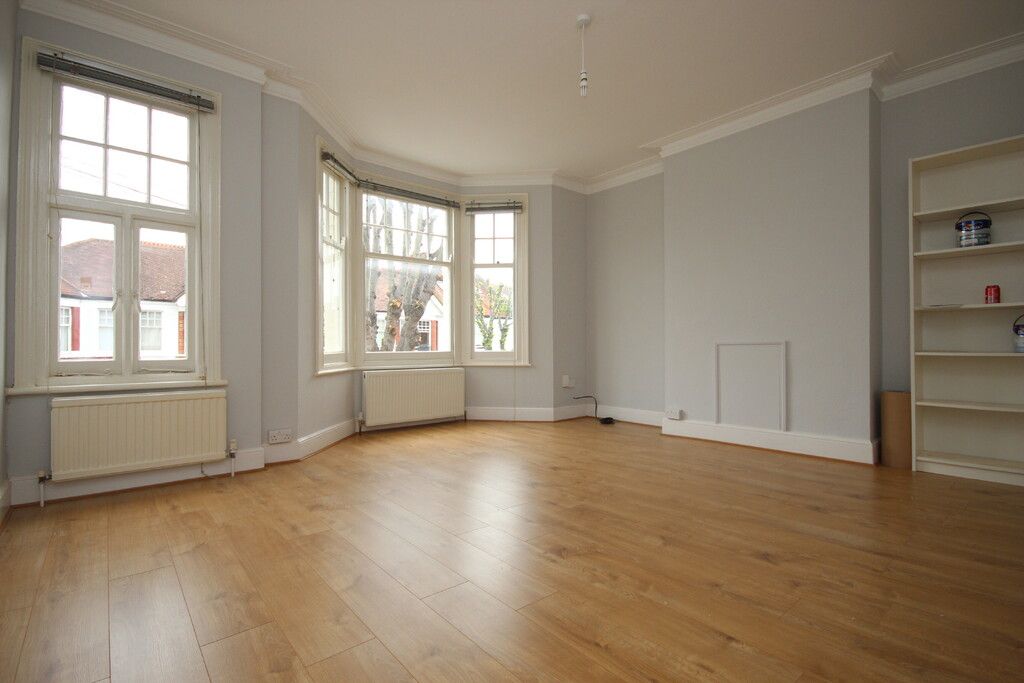 Property photo 2 of 7 Elborough St 83A.Jpg