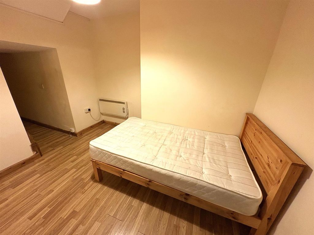 Property photo 2 of 6 Bedroom.Jpg