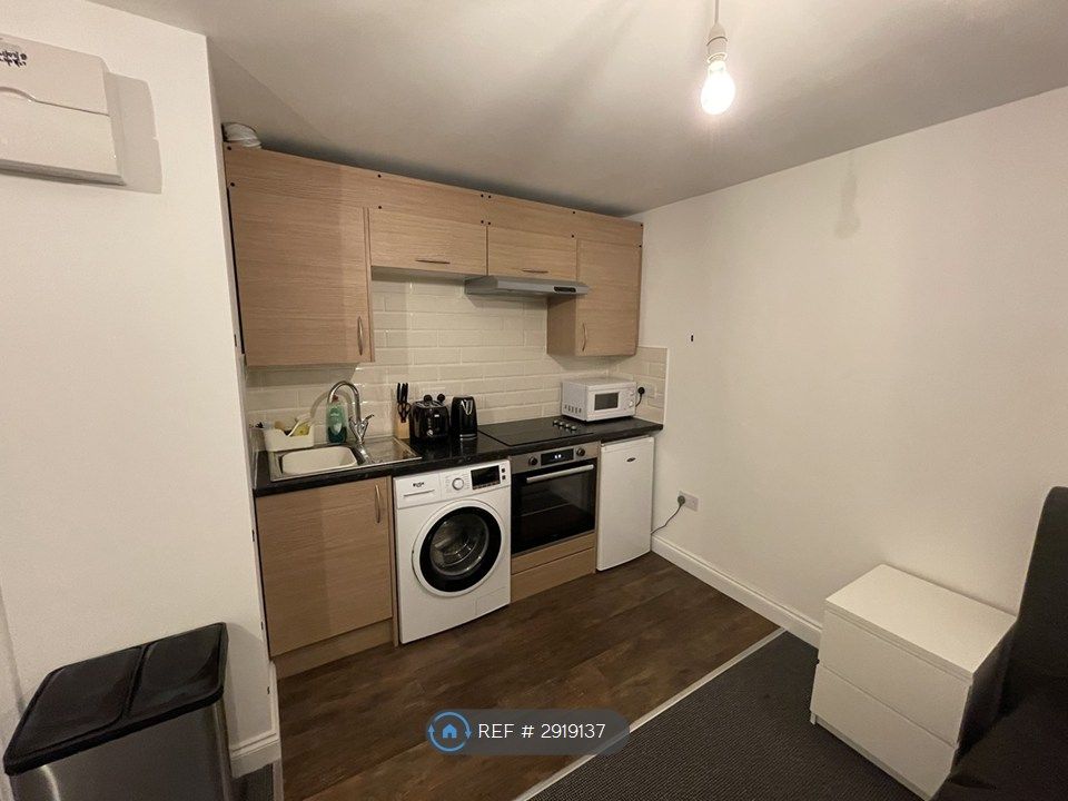 Property photo 3 of 7 Kitchenette
