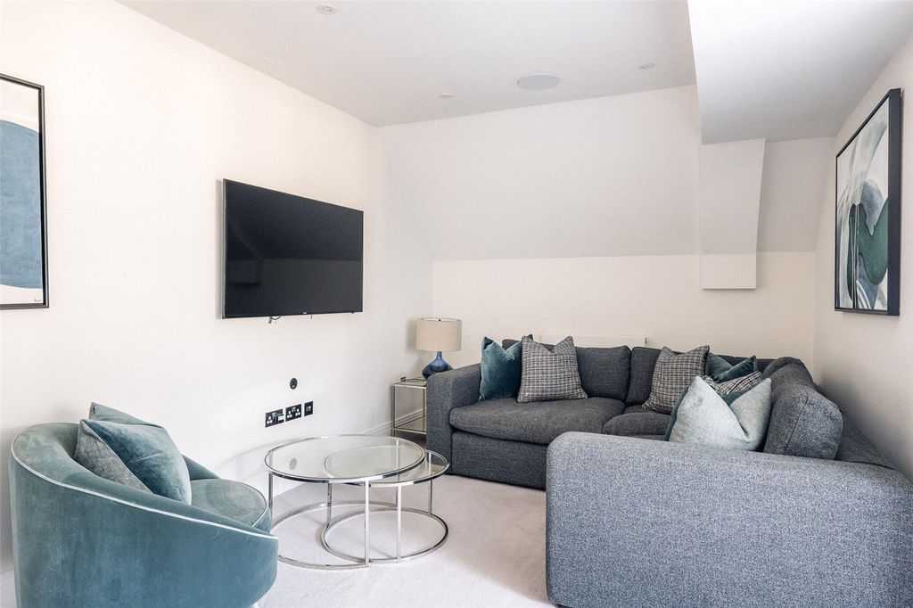 Property photo 3 of 18 Seating Area