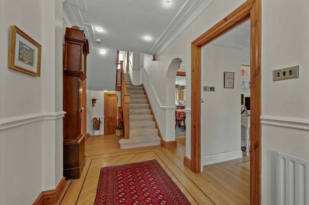 Property photo 2 of 22 Entrance Hall