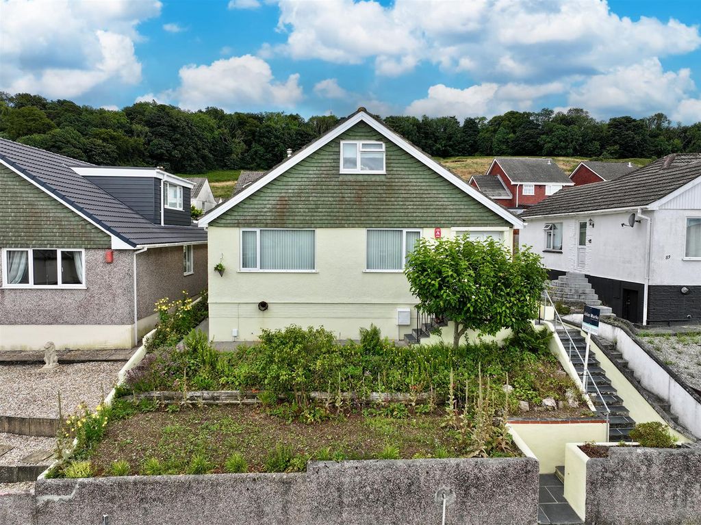 Property photo 1 of 21 Merafield Road