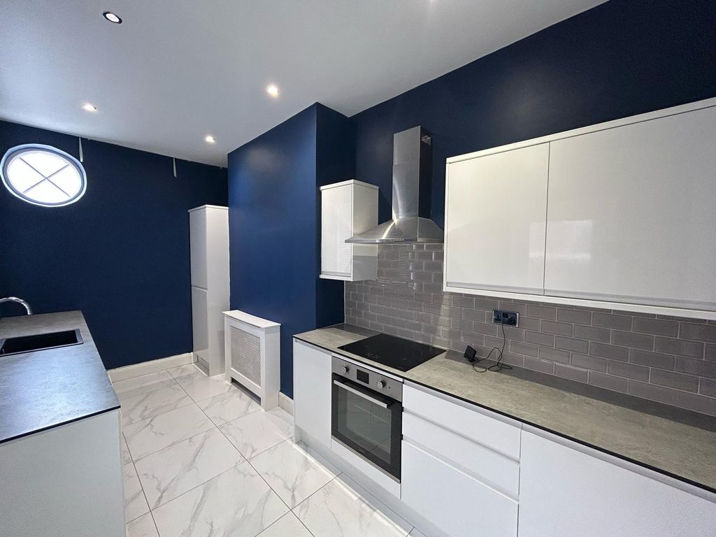 Property photo 2 of 10 Kitchen
