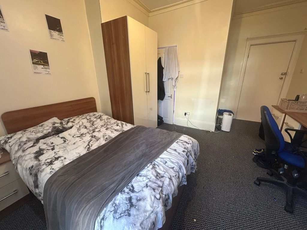 Property photo 3 of 29 A Well-Maintained Double Bedroom Featuring A Spaci...