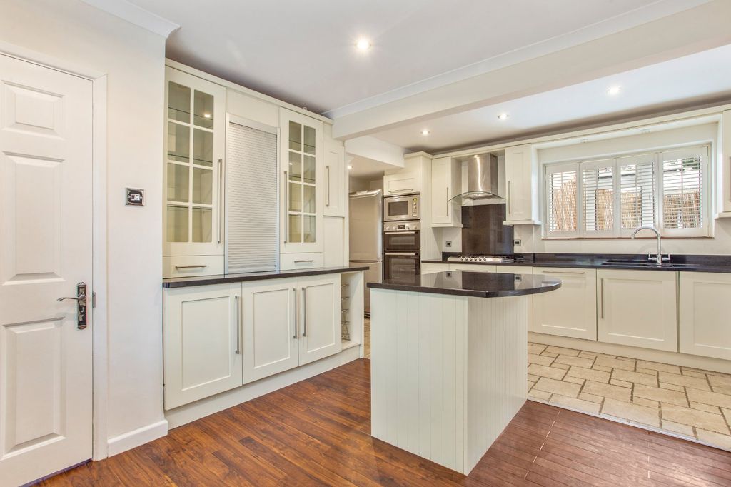 Property photo 3 of 17 Kitchen