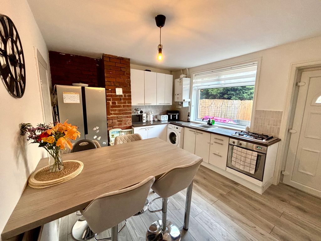 Property photo 3 of 10 Dining Kitchen