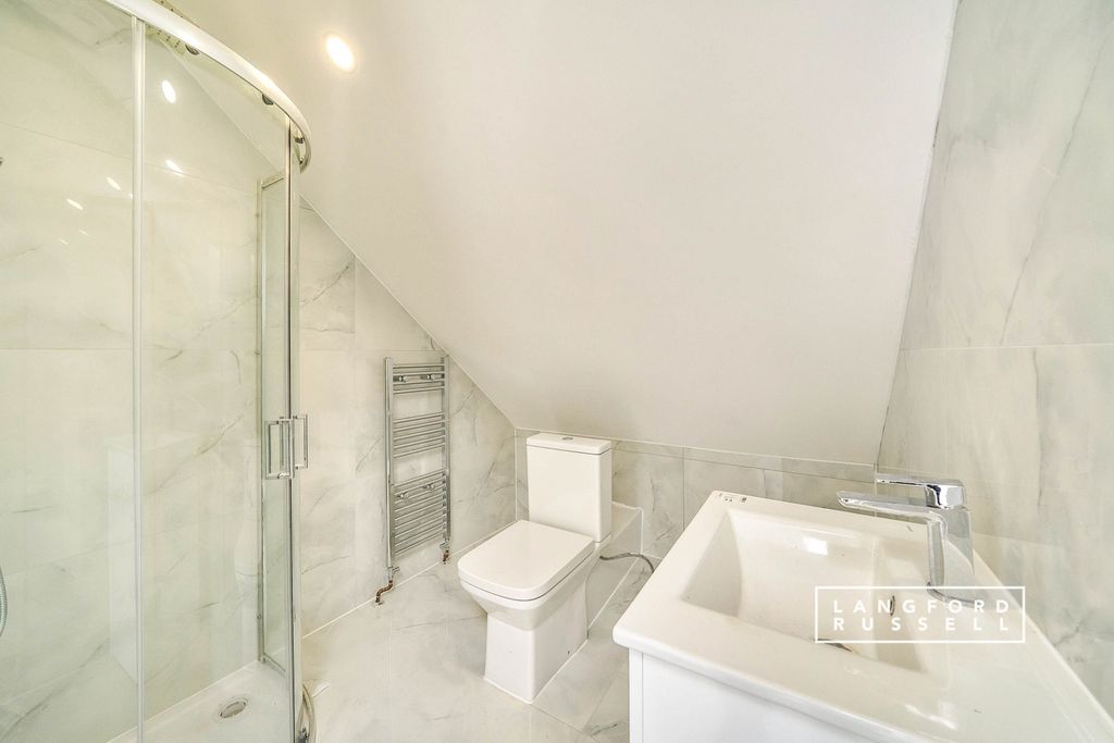 Property photo 3 of 9 Bathroom