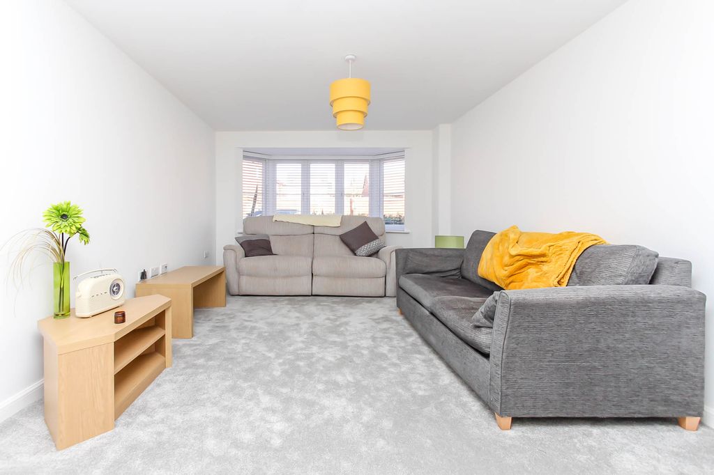 Property photo 2 of 8 Lounge