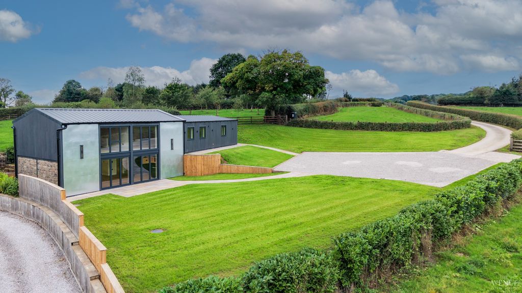 Property photo 1 of 44 5216650