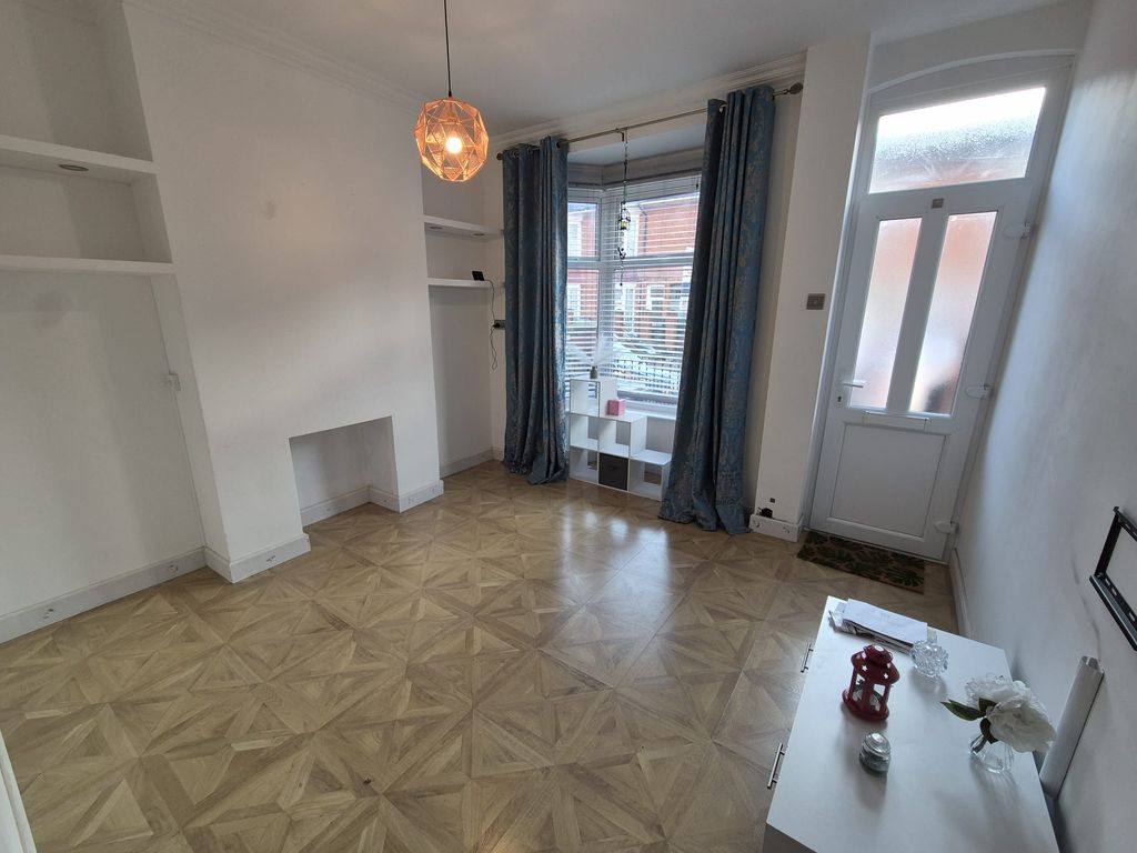 Property photo 2 of 11 Lounge