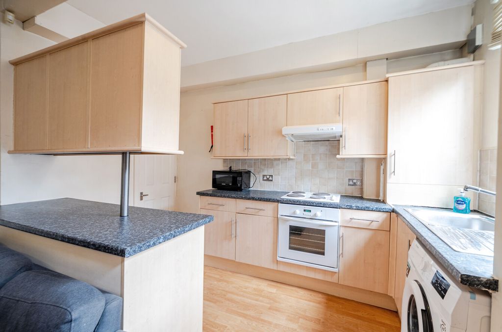 Property photo 3 of 10 Kitchen