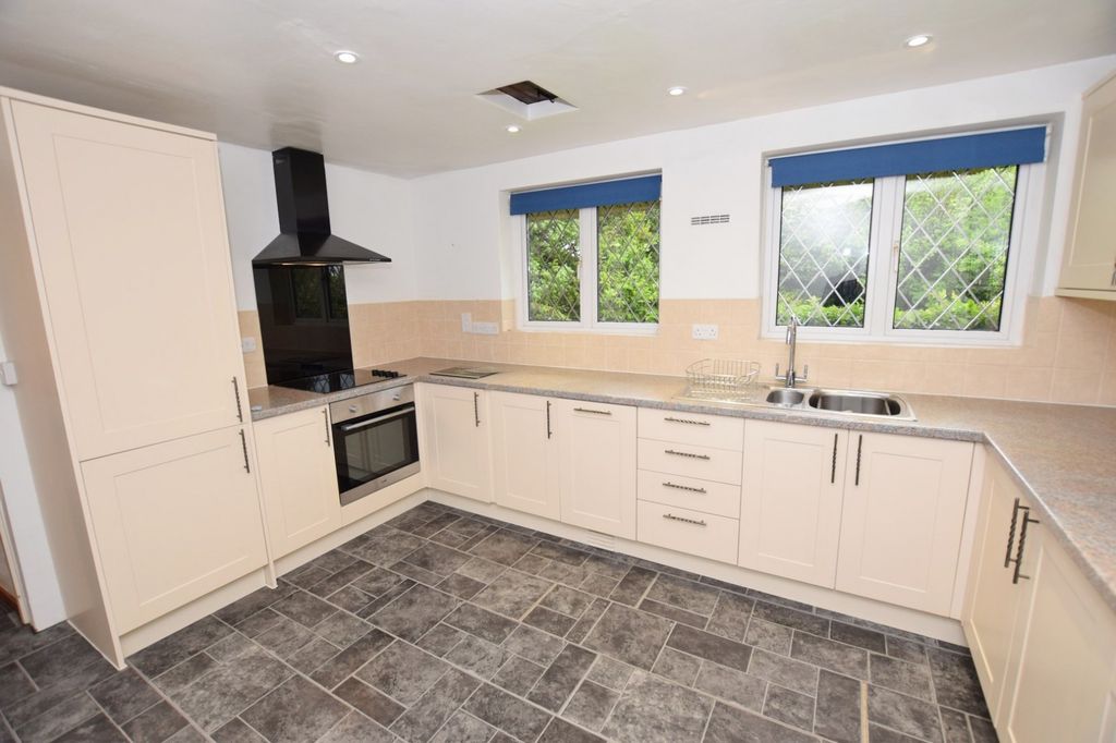 Property photo 3 of 10 Kitchen Cottage In Aldwick