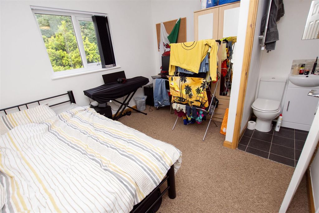 Property photo 3 of 10 Bedroom