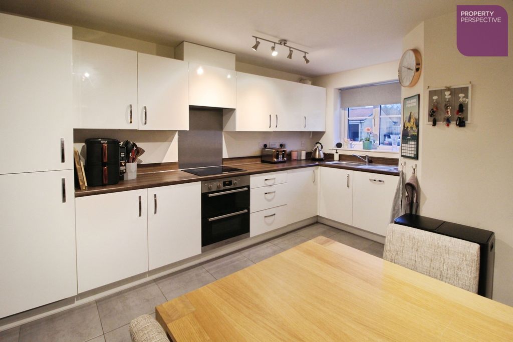 Property photo 3 of 13 Dining Kitchen