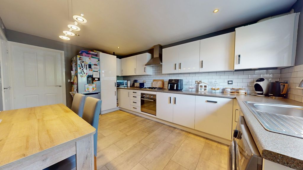 Property photo 2 of 24 5298243