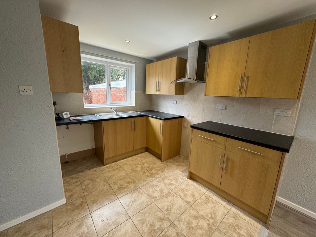 Property photo 2 of 9 Kitchen