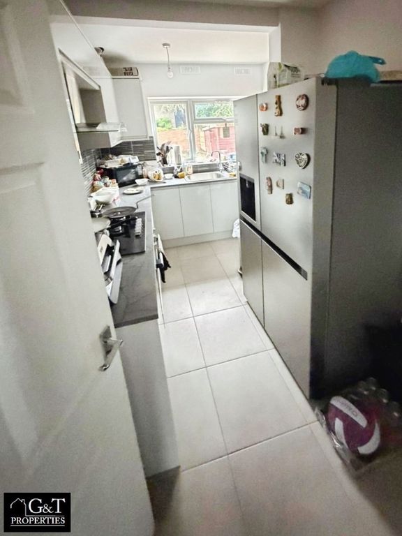 Property photo 3 of 10 Kitchen