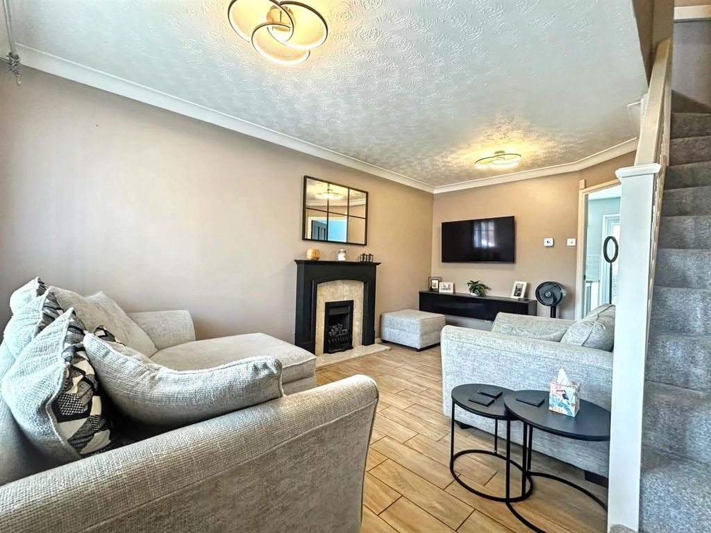 Property photo 3 of 17 Lounge