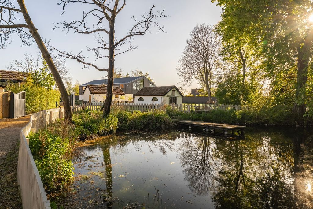 Property photo 2 of 40