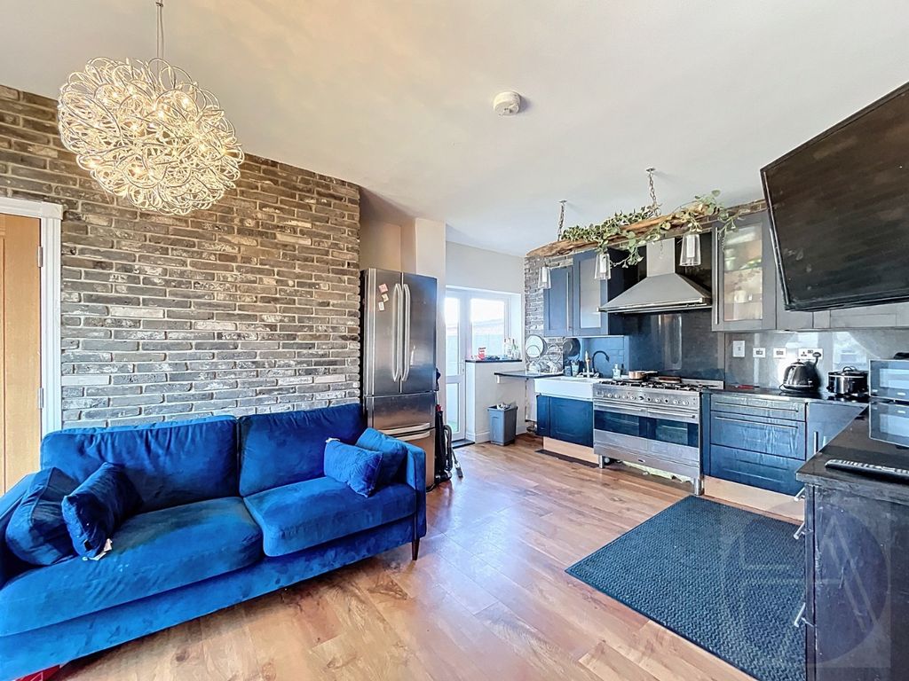 Property photo 2 of 17 4563842