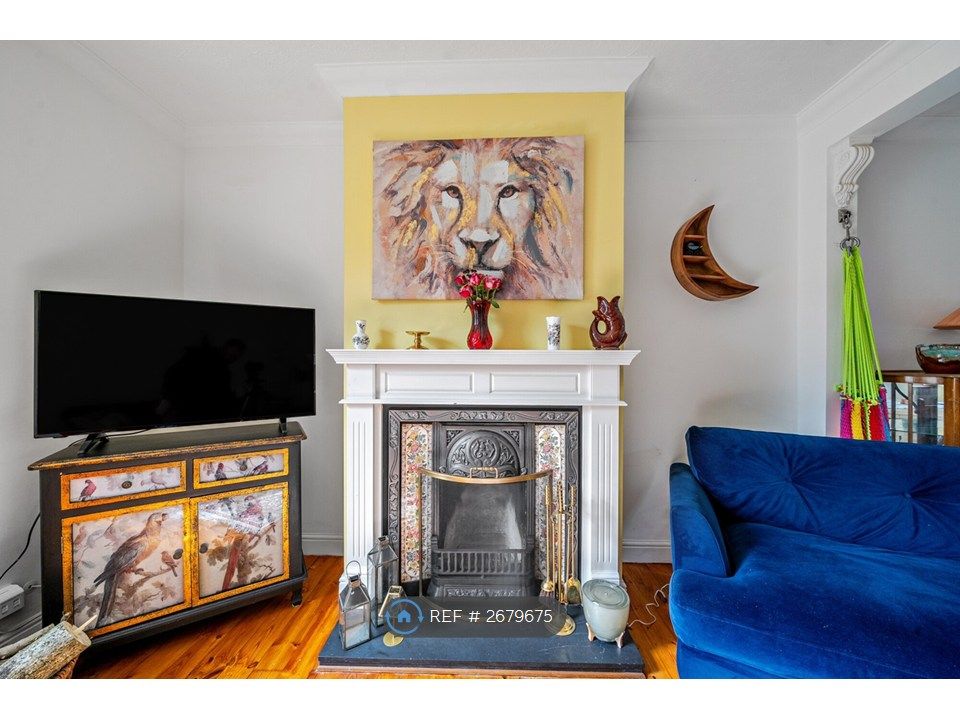 Property photo 3 of 9 Working Fireplace