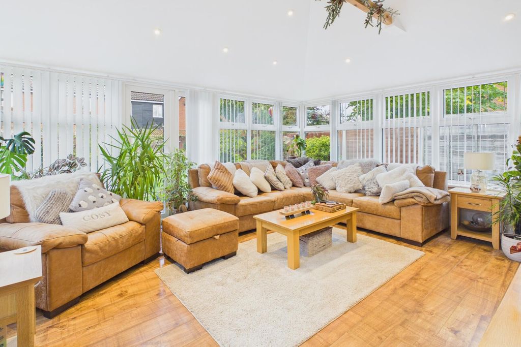 Property photo 3 of 17 Conservatory