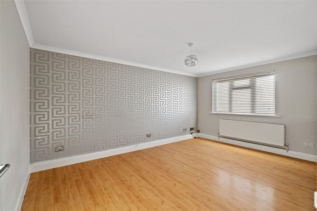 Property photo 2 of 10 5570002