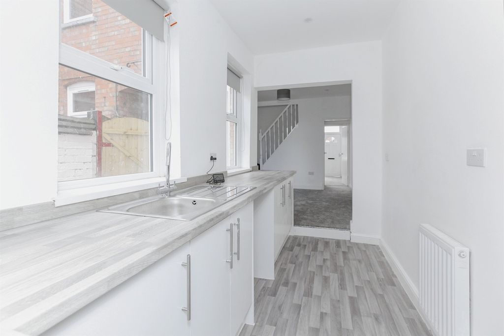 Property photo 3 of 10 Kitchen