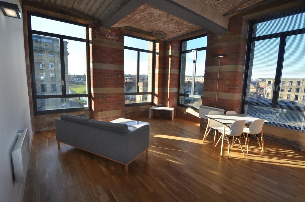 Property photo 1 of 6 Kitchen / Lounge