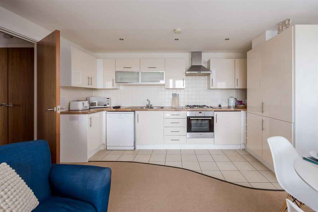 Property photo 3 of 23 402Orchardplaza-14Print.Jpg