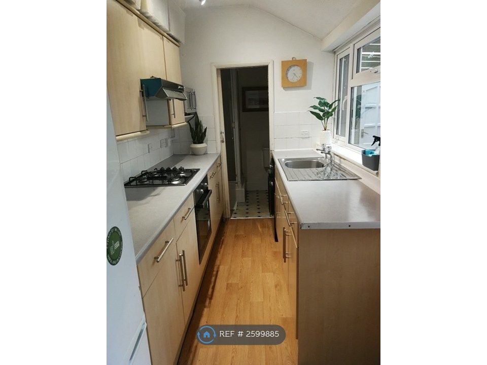 Property photo 3 of 12 Kitchen