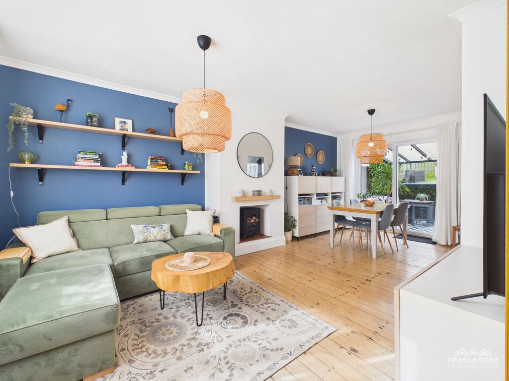 Property photo 2 of 19 Living Room Diner