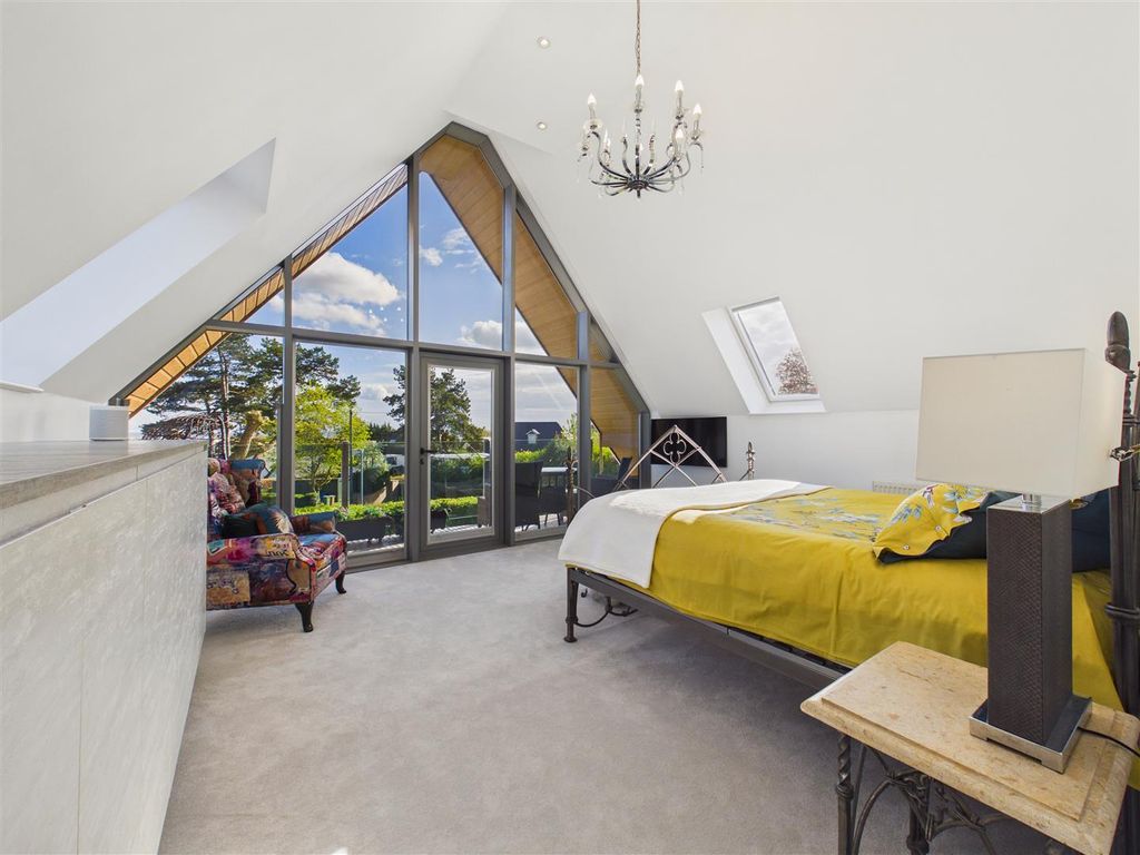 Property photo 3 of 34 Bedroom Suite