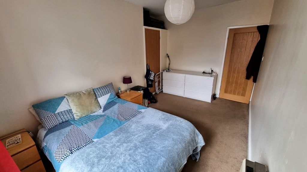 Property photo 2 of 6 A Cozy Double Bedroom Featuring A Neatly Made Bed ...