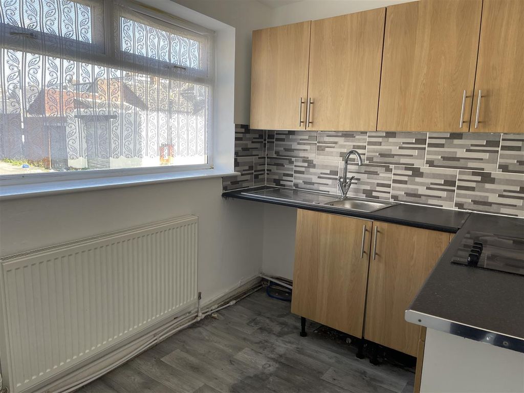 Property photo 3 of 11 Kitchen