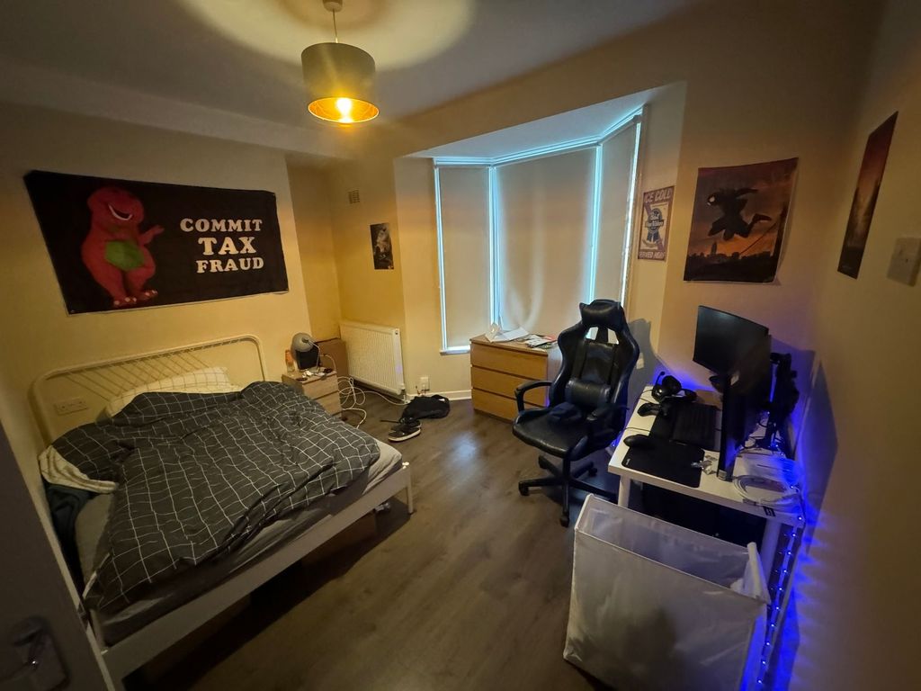 Property photo 2 of 5 Well-Presented Double Bedroom With A Comfy Bed, La...