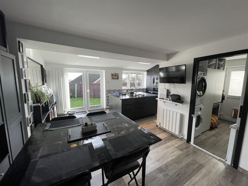 Property photo 3 of 12 Horsely Crescent 13.Jpg