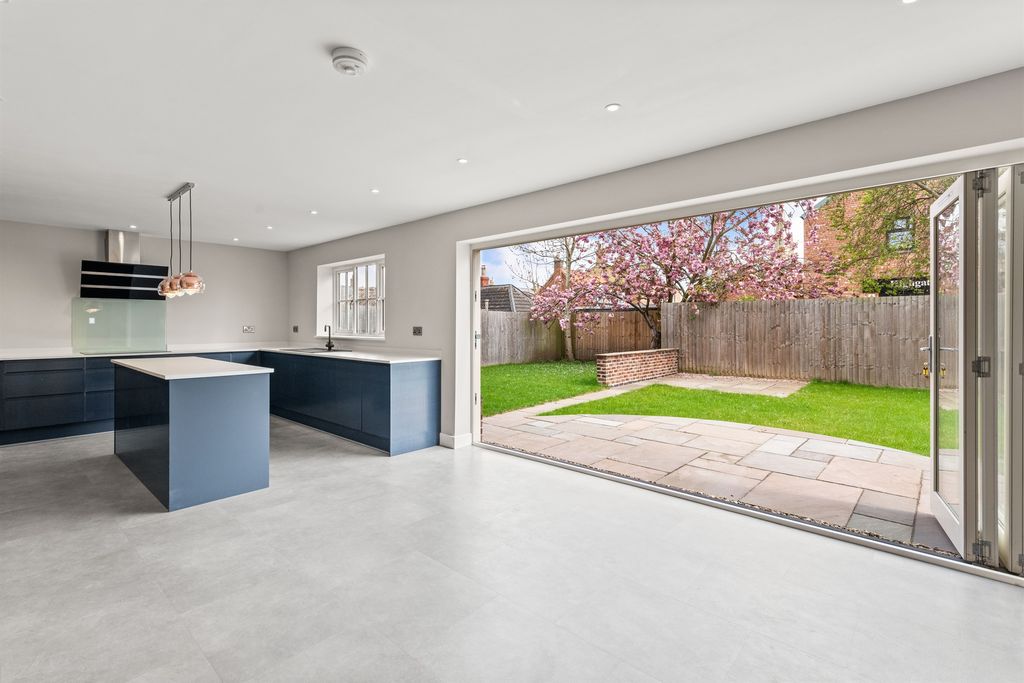 Property photo 2 of 33