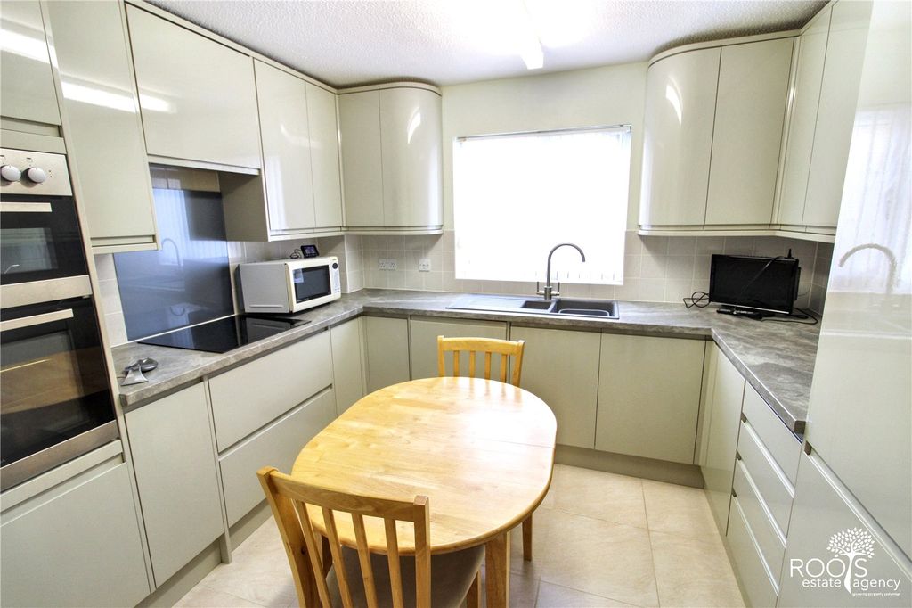 Property photo 2 of 7 Kitchen/Breakfast