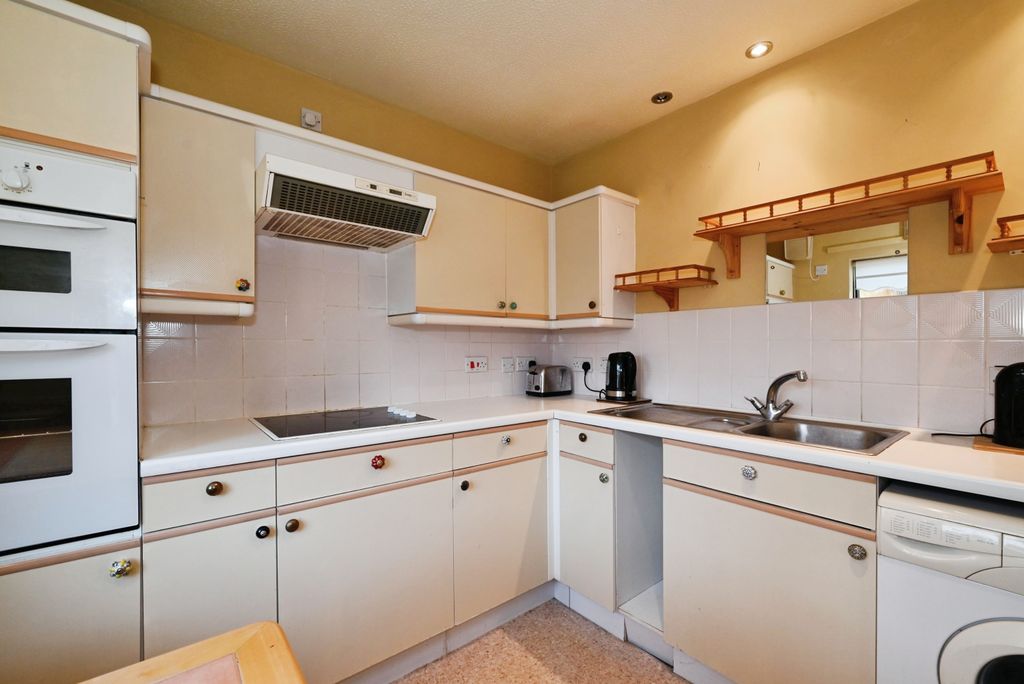 Property photo 2 of 10 Kitchen