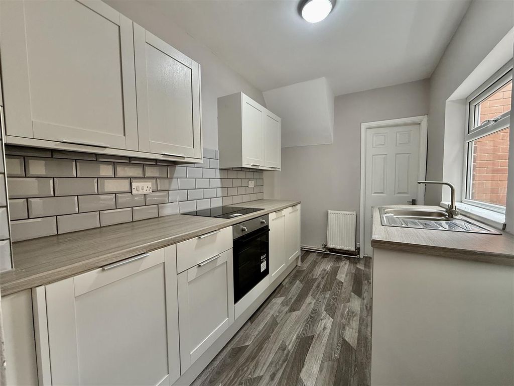 Property photo 3 of 8 Kitchen