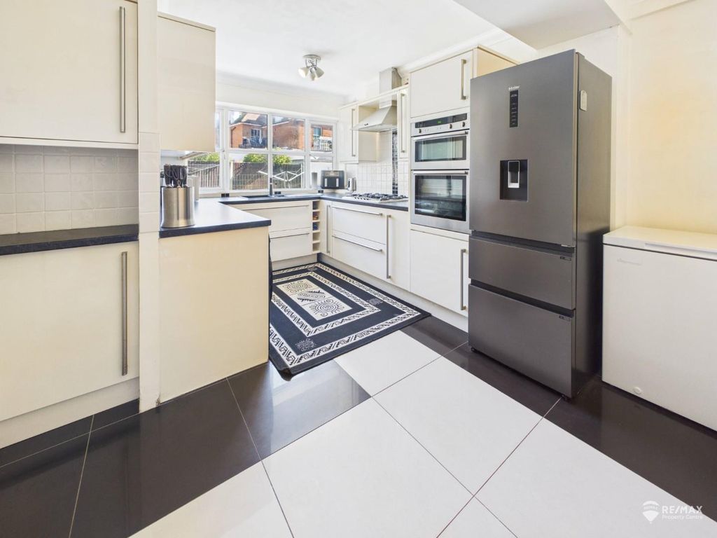 Property photo 2 of 17 Kitchen.Jpg